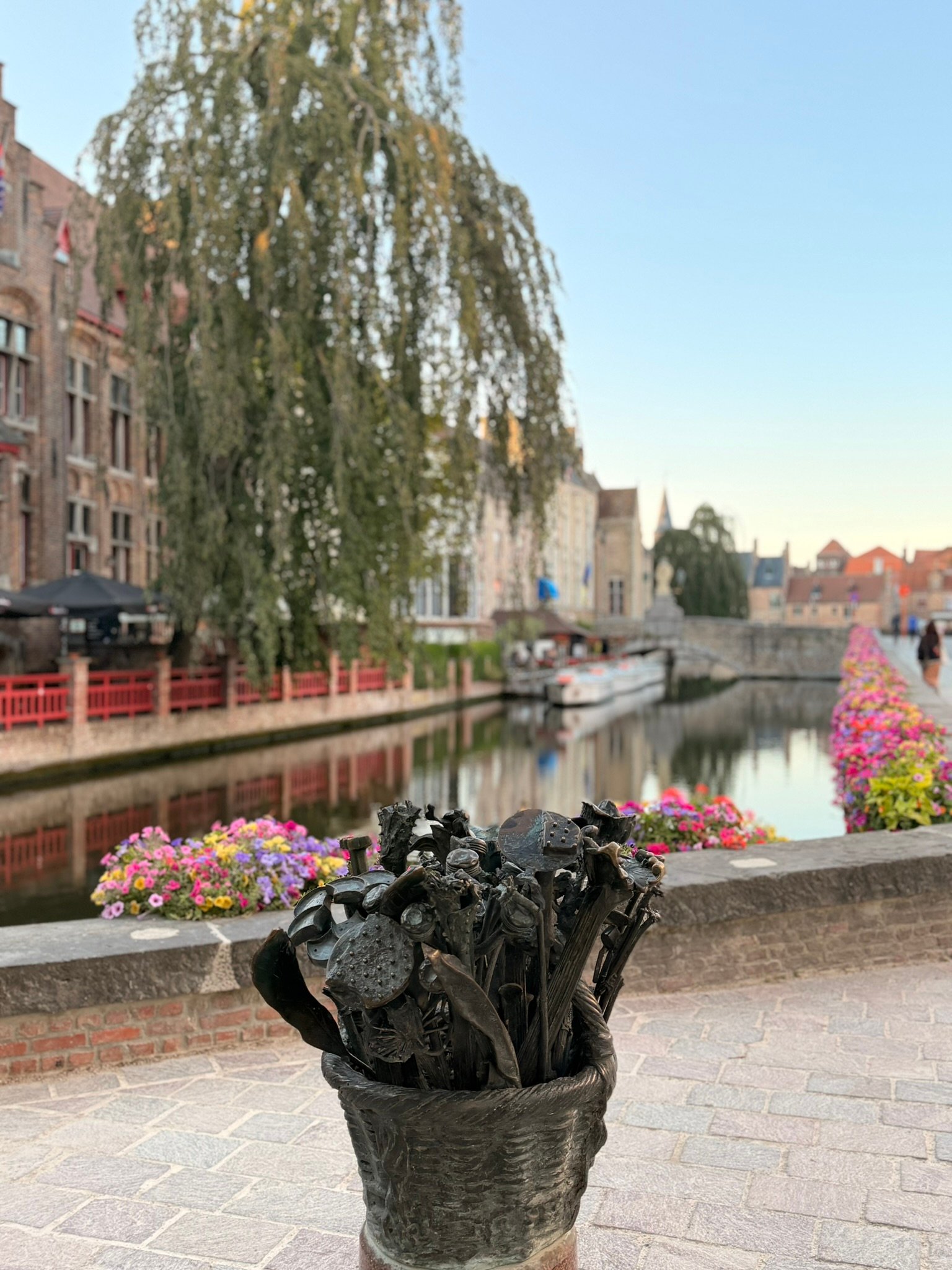 The little iron sculpture and canal, one of those spots that stops you mid-walk