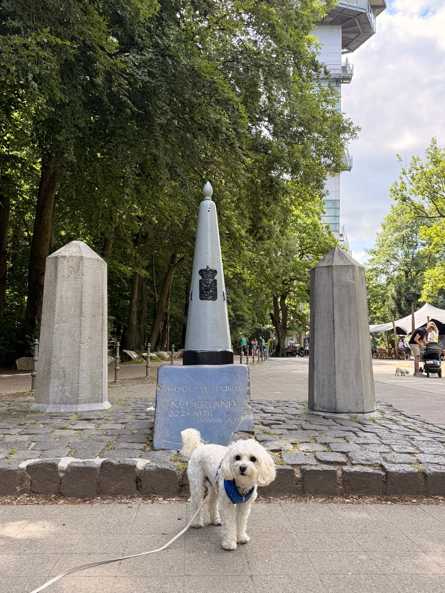 Cookie standing in front of the highest point of the Netherlands monument