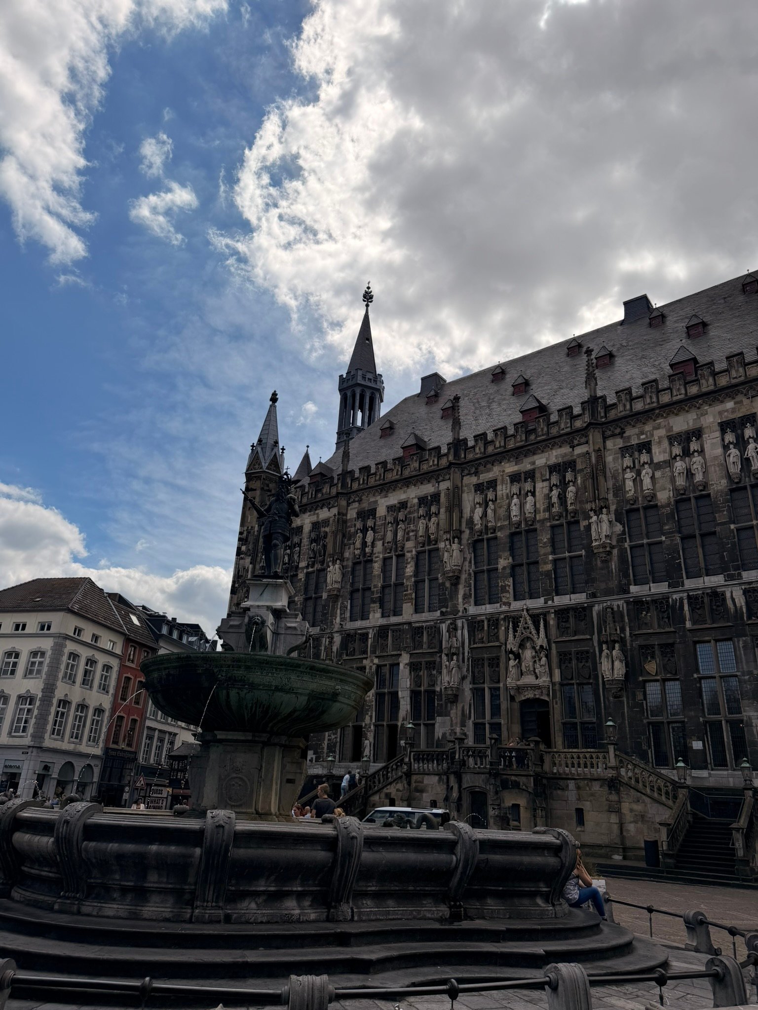 Aachen Rathaus (Town Hall) with the Karlsbrunnen fountain