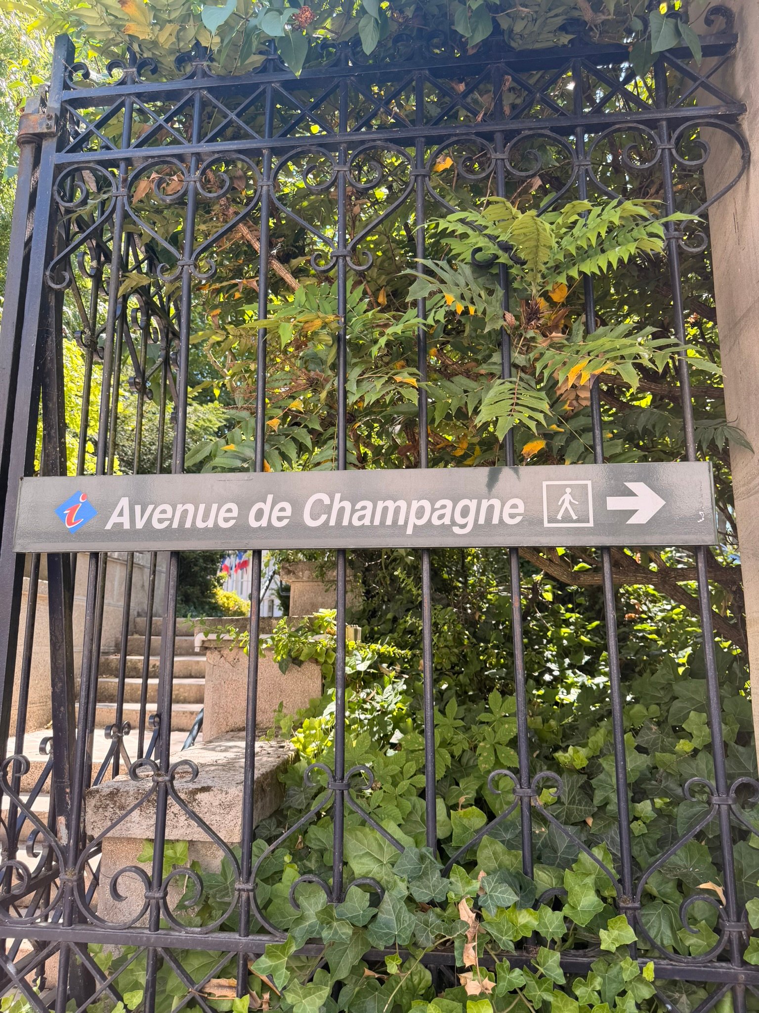Avenue de Champagne street sign