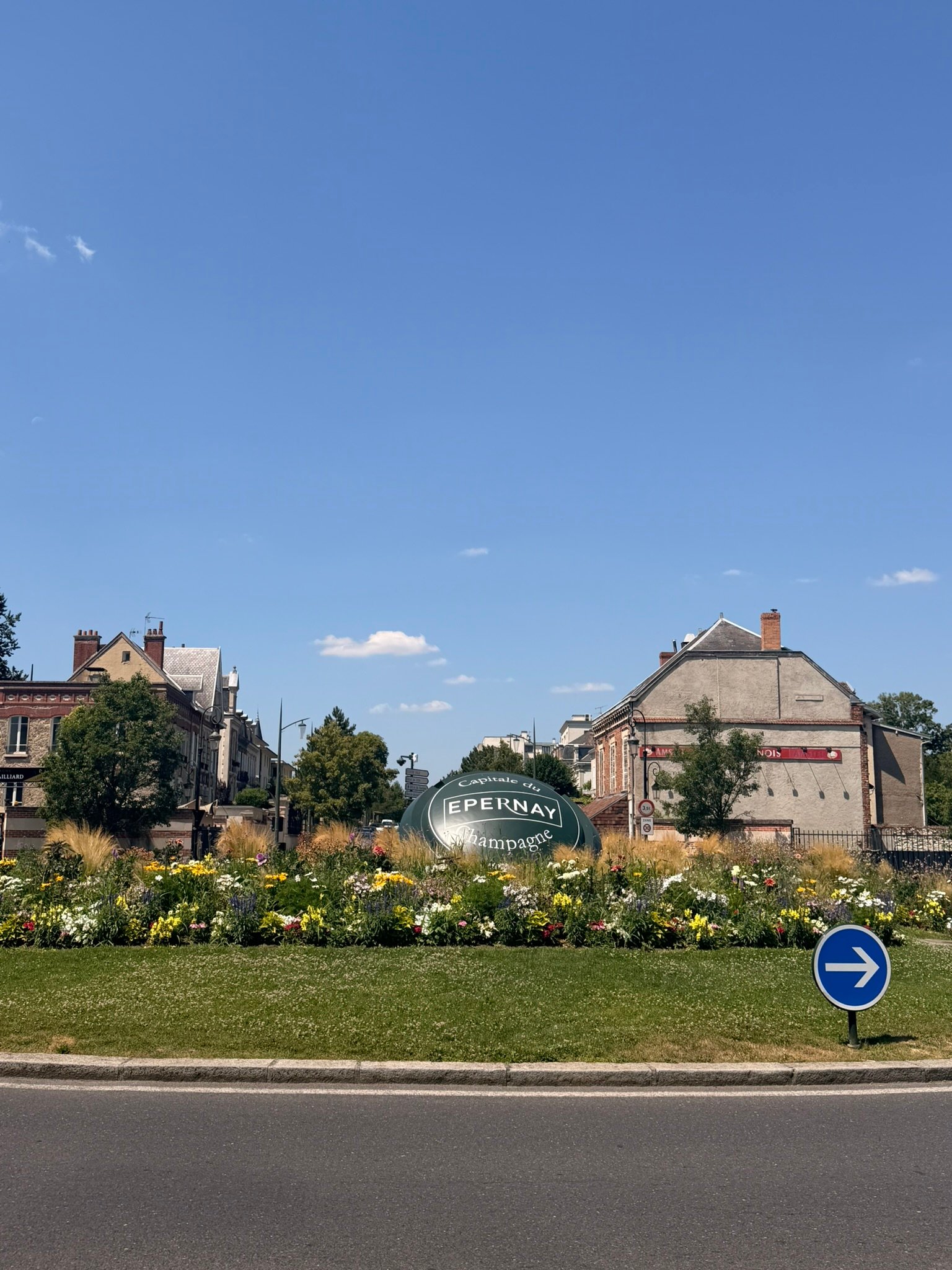 Sign welcoming visitors to Epernay