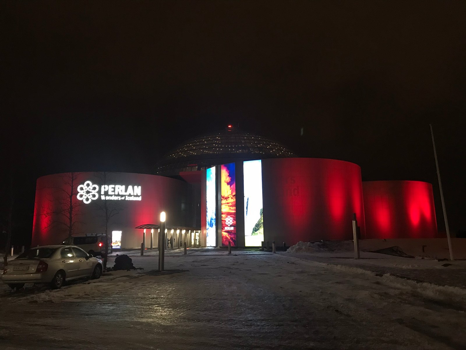 Perlan, on Öskjuhlíð hill